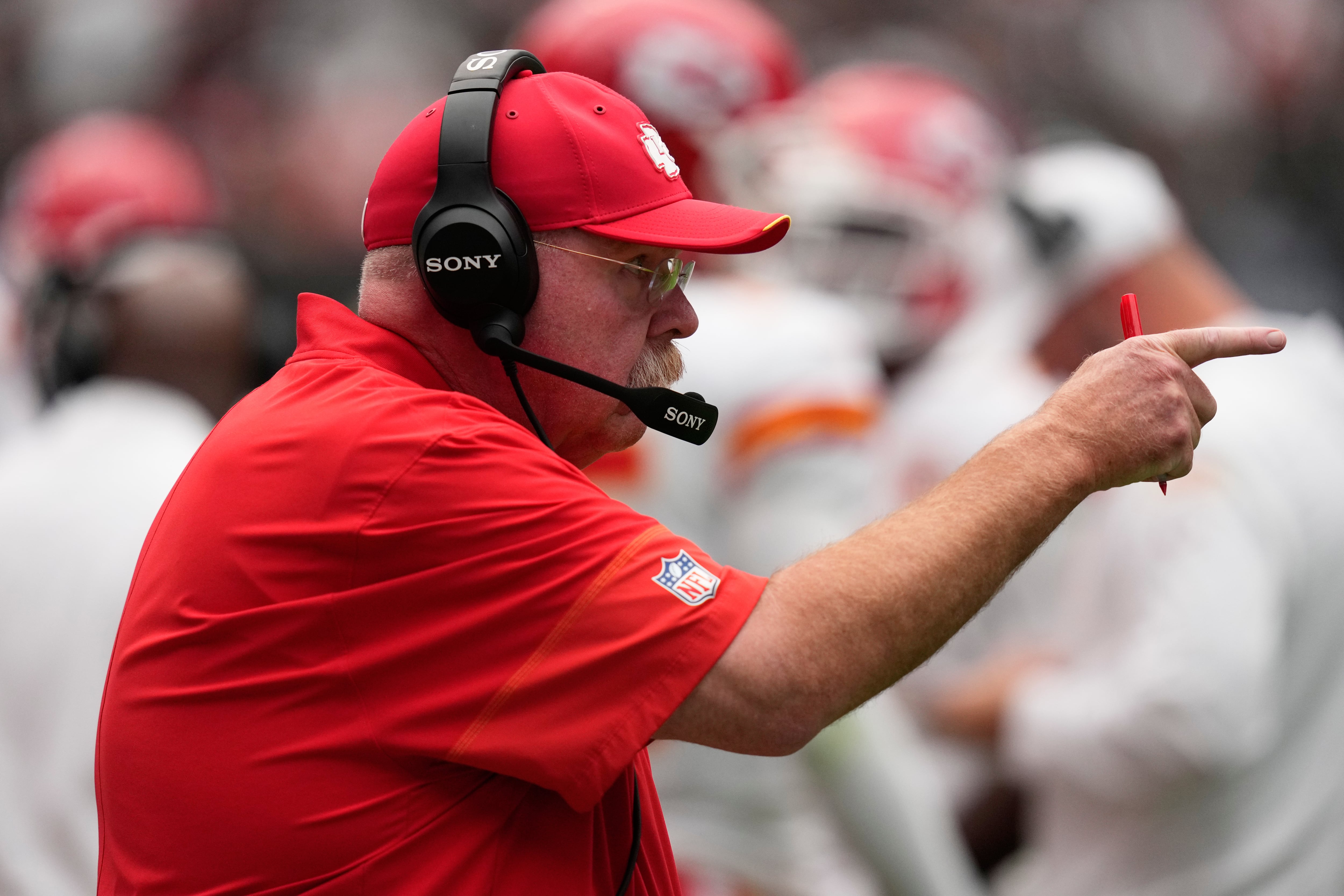 Chiefs defeat Raiders to remain unbeaten