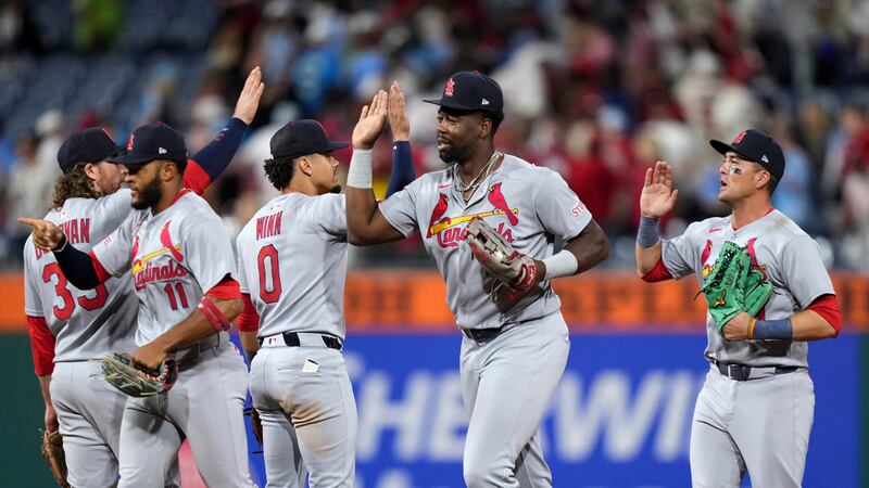 Cardinal Winning Winn homers as the Cardinals beat the Phillies for their 9th straight win