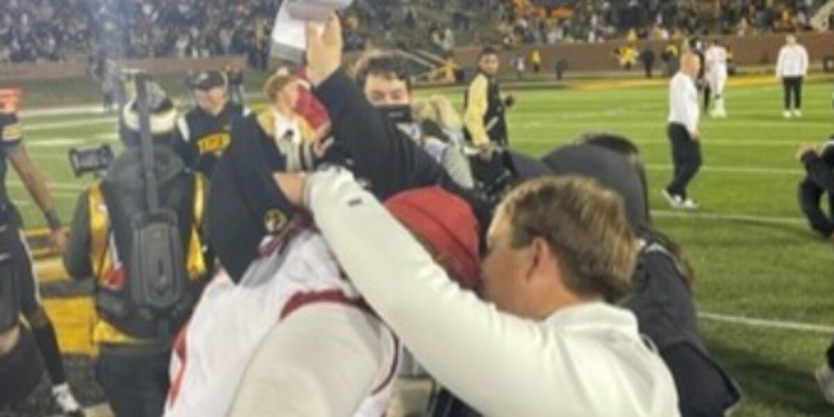 PICTURES: Arkansas battles Mizzou for Battle Line Rivalry trophy