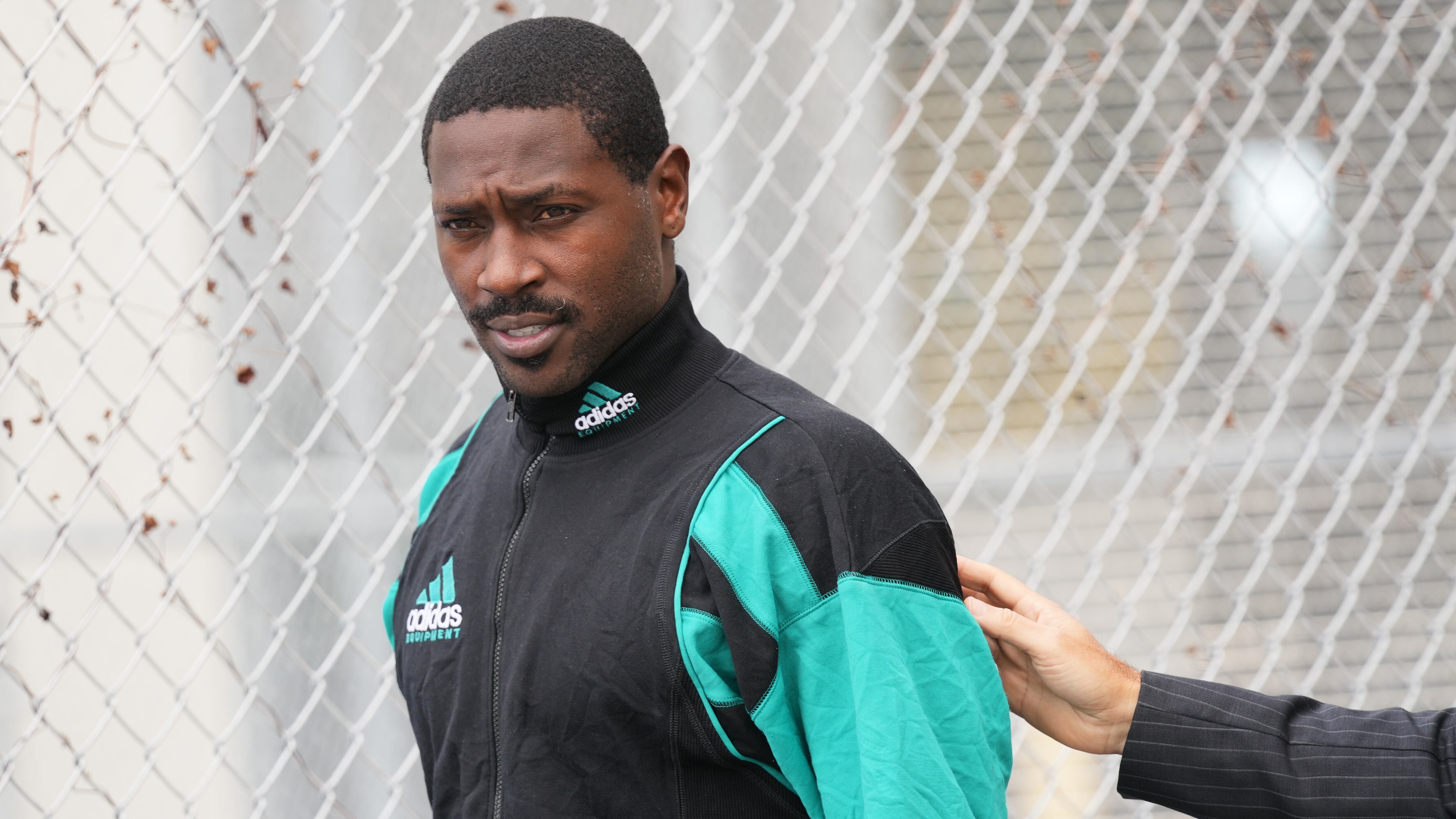 Ex - NFL star Antonio Brown to accept plea deal on attempted murder charge in Miami and avoid prison , his lawyer says