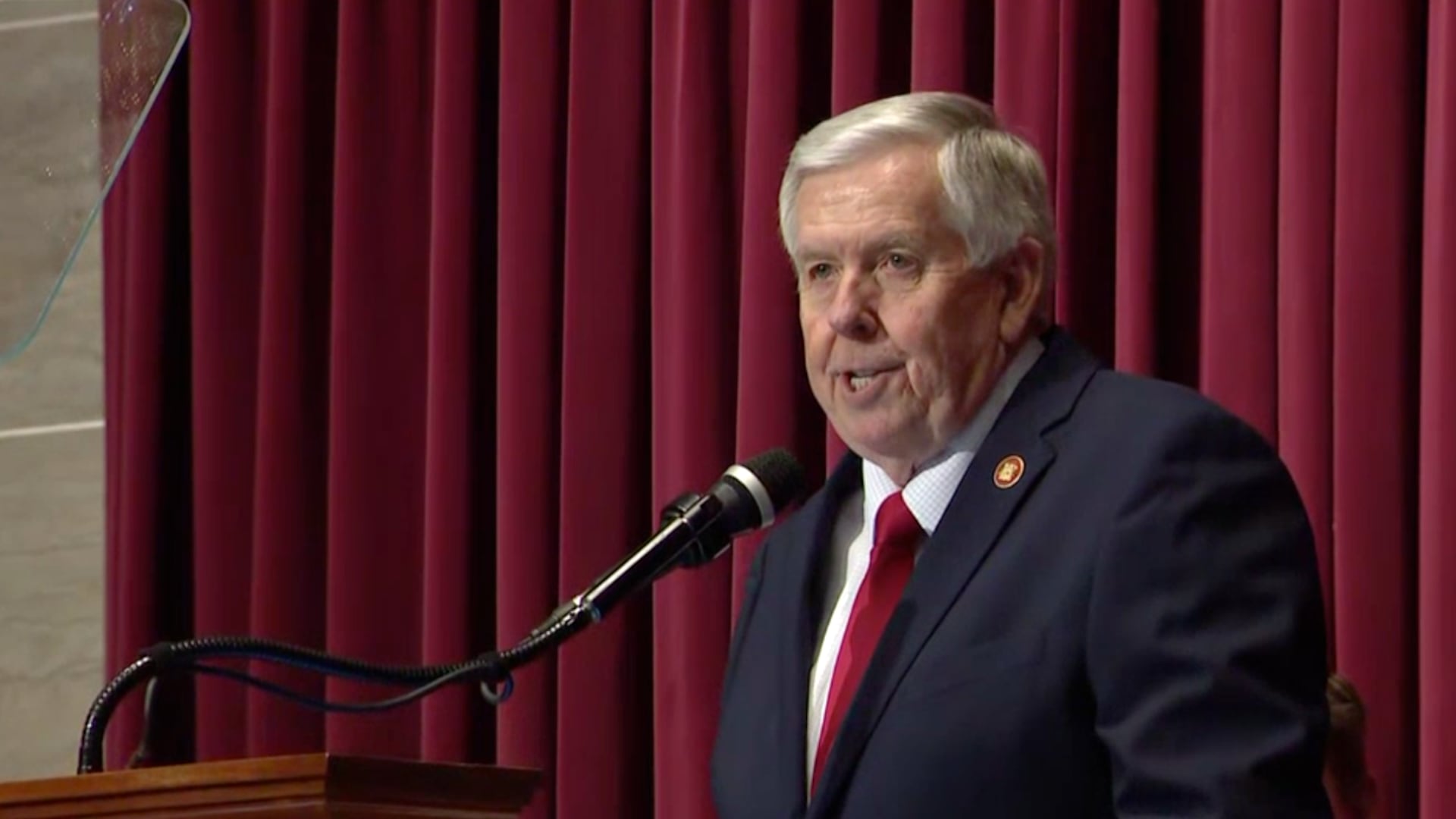 Thống đốc Missouri, ông Parson, công bố khoản tài trợ 5 triệu đô la cho thiết bị dành cho lực lượng cảnh sát, lính cứu hỏa và dịch vụ cấp cứu.